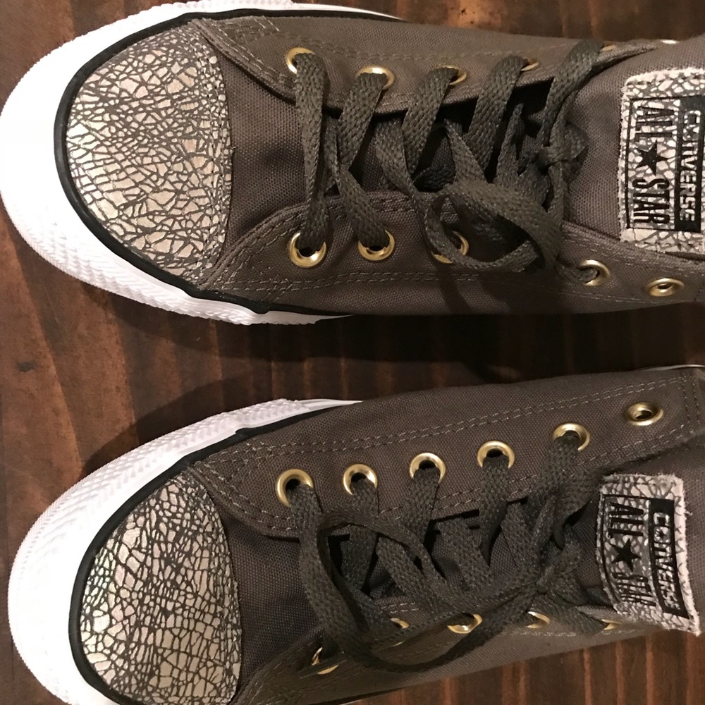 Low top converse.... NEW w/out tags